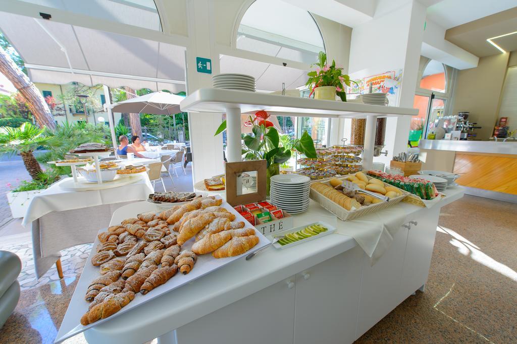 Hotel Falco Riccione Exterior foto